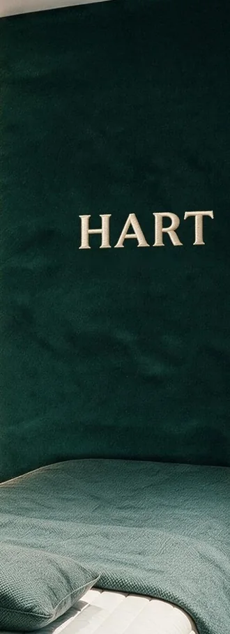 HART 글자가 있는 초록 스웨이드 벽